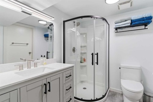 1945 Mountview Crescent Ne, Calgary, AB - Indoor Photo Showing Bathroom