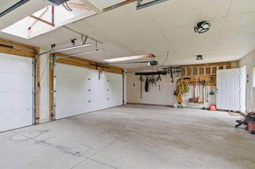 1945 Mountview Crescent Ne, Calgary, AB - Indoor Photo Showing Garage