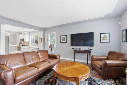 1945 Mountview Crescent Ne, Calgary, AB - Indoor Photo Showing Living Room