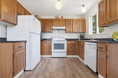 437 Maplewood Se, Diamond Valley, AB - Indoor Photo Showing Kitchen