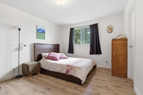 437 Maplewood Se, Diamond Valley, AB - Indoor Photo Showing Bedroom