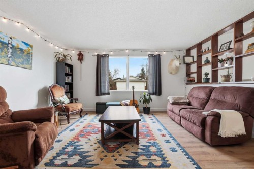 437 Maplewood Se, Diamond Valley, AB - Indoor Photo Showing Living Room