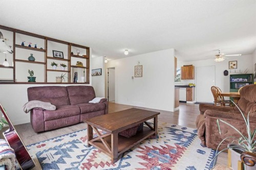 437 Maplewood Se, Diamond Valley, AB - Indoor Photo Showing Living Room