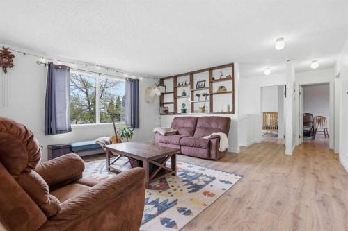 437 Maplewood Se, Diamond Valley, AB - Indoor Photo Showing Living Room