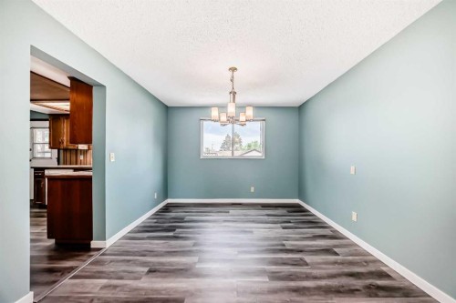 4308 55 Street Ne, Calgary, AB - Indoor Photo Showing Other Room