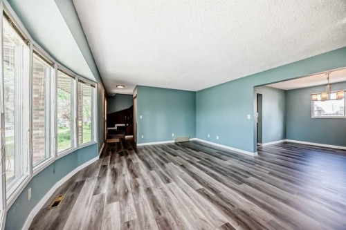 4308 55 Street Ne, Calgary, AB - Indoor Photo Showing Other Room