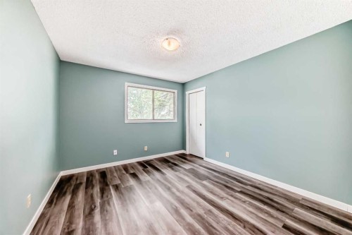 4308 55 Street Ne, Calgary, AB - Indoor Photo Showing Other Room
