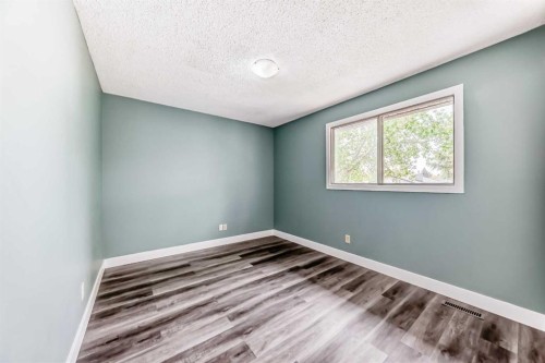 4308 55 Street Ne, Calgary, AB - Indoor Photo Showing Other Room