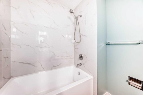 4308 55 Street Ne, Calgary, AB - Indoor Photo Showing Bathroom