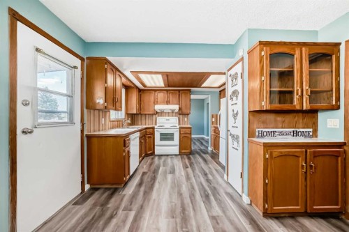 4308 55 Street Ne, Calgary, AB - Indoor Photo Showing Kitchen