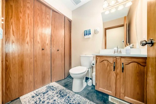 327 Hidden Ranch Circle Nw, Calgary, AB - Indoor Photo Showing Bathroom