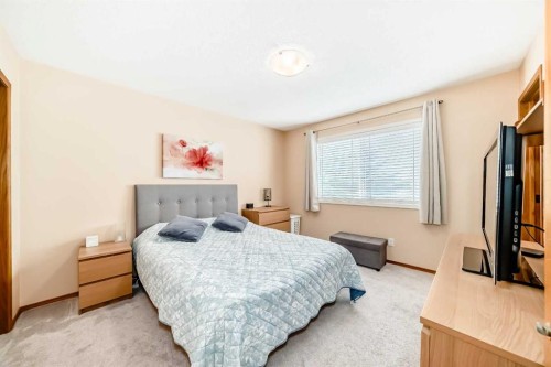 327 Hidden Ranch Circle Nw, Calgary, AB - Indoor Photo Showing Bedroom