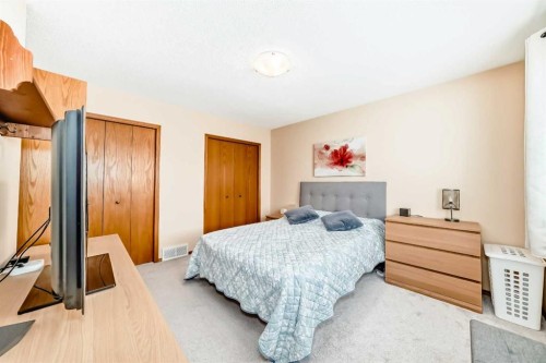 327 Hidden Ranch Circle Nw, Calgary, AB - Indoor Photo Showing Bedroom
