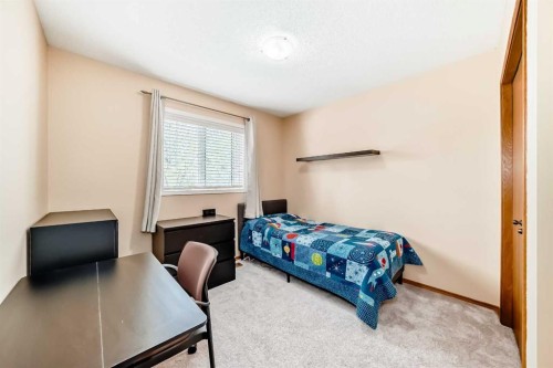 327 Hidden Ranch Circle Nw, Calgary, AB - Indoor Photo Showing Bedroom