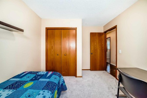 327 Hidden Ranch Circle Nw, Calgary, AB - Indoor Photo Showing Bedroom
