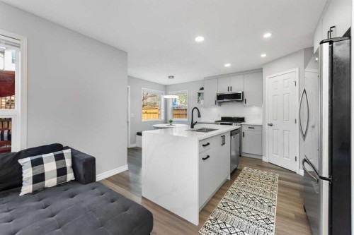 44 Tuscarora Place Nw, Calgary, AB - Indoor Photo Showing Kitchen With Upgraded Kitchen