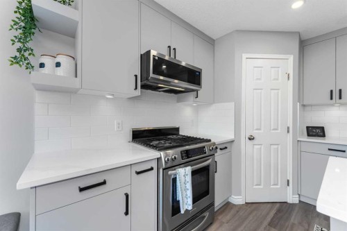 44 Tuscarora Place Nw, Calgary, AB - Indoor Photo Showing Kitchen With Upgraded Kitchen