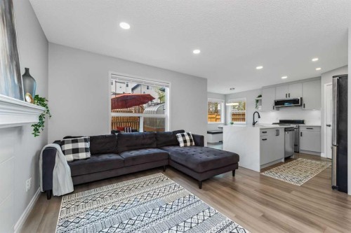44 Tuscarora Place Nw, Calgary, AB - Indoor Photo Showing Living Room