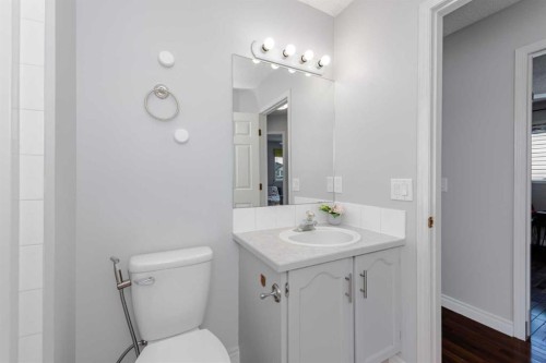 44 Tuscarora Place Nw, Calgary, AB - Indoor Photo Showing Bathroom