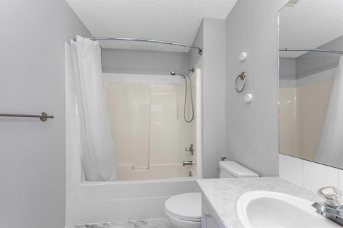 44 Tuscarora Place Nw, Calgary, AB - Indoor Photo Showing Bathroom