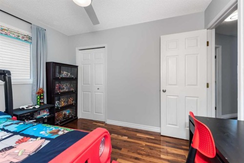 44 Tuscarora Place Nw, Calgary, AB - Indoor Photo Showing Bedroom