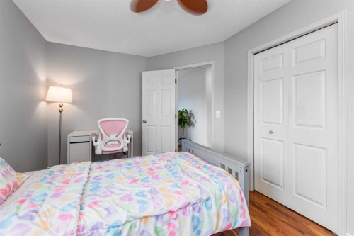 44 Tuscarora Place Nw, Calgary, AB - Indoor Photo Showing Bedroom