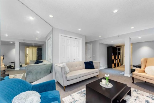 44 Tuscarora Place Nw, Calgary, AB - Indoor Photo Showing Living Room