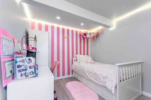 44 Tuscarora Place Nw, Calgary, AB - Indoor Photo Showing Bedroom