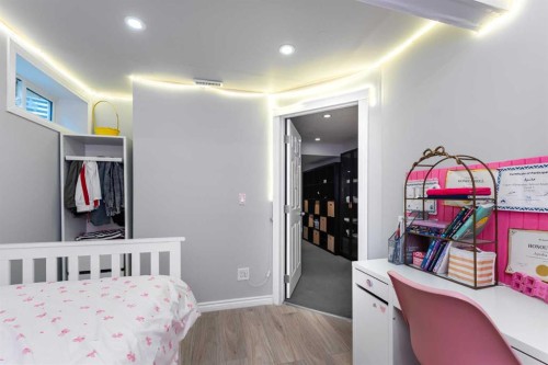 44 Tuscarora Place Nw, Calgary, AB - Indoor Photo Showing Bedroom