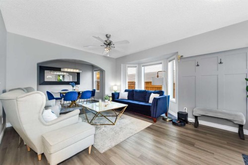 44 Tuscarora Place Nw, Calgary, AB - Indoor Photo Showing Living Room
