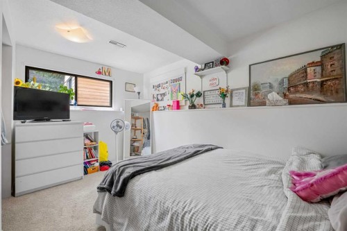 224 Ranchview Place Nw, Calgary, AB - Indoor Photo Showing Bedroom