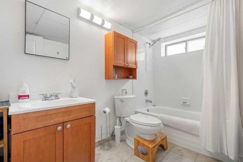224 Ranchview Place Nw, Calgary, AB - Indoor Photo Showing Bathroom
