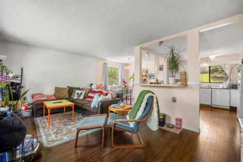 224 Ranchview Place Nw, Calgary, AB - Indoor Photo Showing Living Room