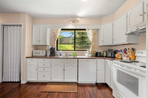 224 Ranchview Place Nw, Calgary, AB - Indoor Photo Showing Kitchen