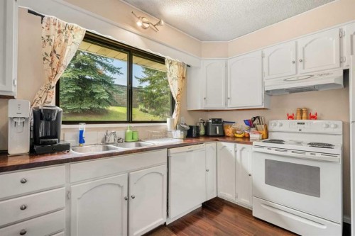 224 Ranchview Place Nw, Calgary, AB - Indoor Photo Showing Kitchen With Double Sink