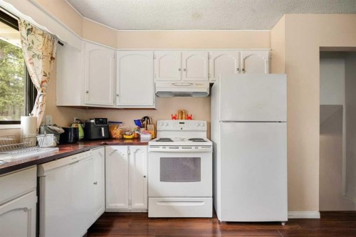224 Ranchview Place Nw, Calgary, AB - Indoor Photo Showing Kitchen