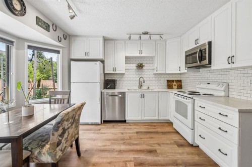 47 Cedargrove Way Sw, Calgary, AB - Indoor Photo Showing Kitchen
