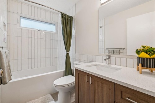 47 Cedargrove Way Sw, Calgary, AB - Indoor Photo Showing Bathroom