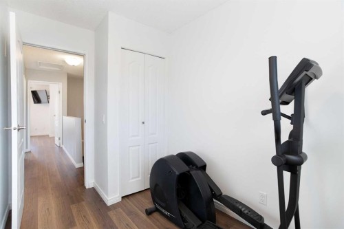 10 Deerfield Green Se, Calgary, AB - Indoor
