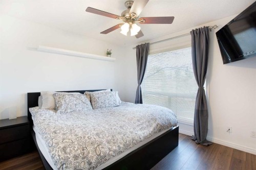 10 Deerfield Green Se, Calgary, AB - Indoor Photo Showing Bedroom