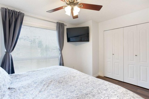 10 Deerfield Green Se, Calgary, AB - Indoor Photo Showing Bedroom