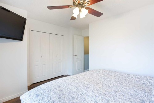 10 Deerfield Green Se, Calgary, AB - Indoor Photo Showing Bedroom