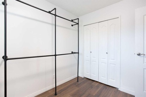 10 Deerfield Green Se, Calgary, AB - Indoor Photo Showing Other Room
