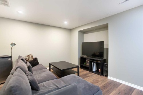 10 Deerfield Green Se, Calgary, AB - Indoor