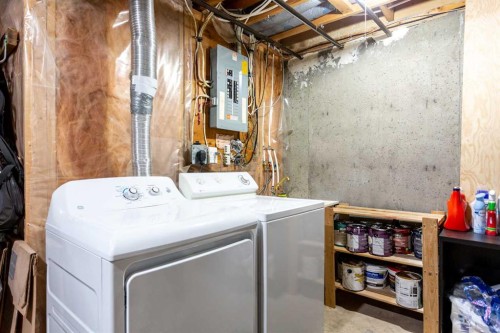 10 Deerfield Green Se, Calgary, AB - Indoor Photo Showing Laundry Room