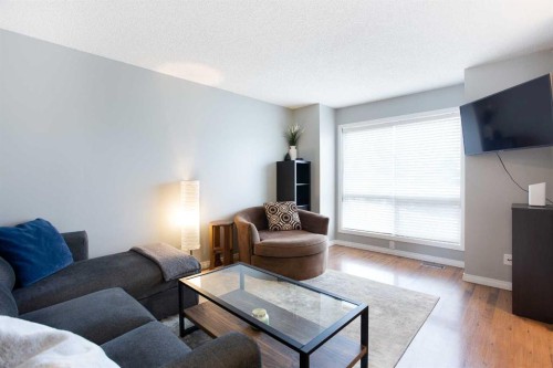 10 Deerfield Green Se, Calgary, AB - Indoor Photo Showing Living Room