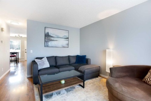 10 Deerfield Green Se, Calgary, AB - Indoor Photo Showing Living Room