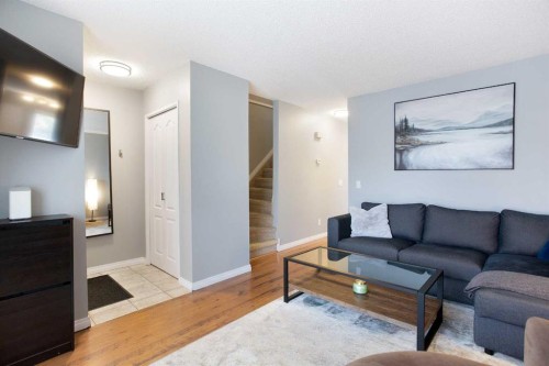 10 Deerfield Green Se, Calgary, AB - Indoor Photo Showing Living Room
