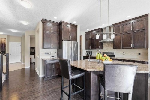19 Hillcrest Link Sw, Airdrie, AB - Indoor Photo Showing Kitchen