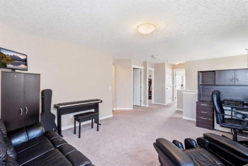 19 Hillcrest Link Sw, Airdrie, AB - Indoor Photo Showing Other Room